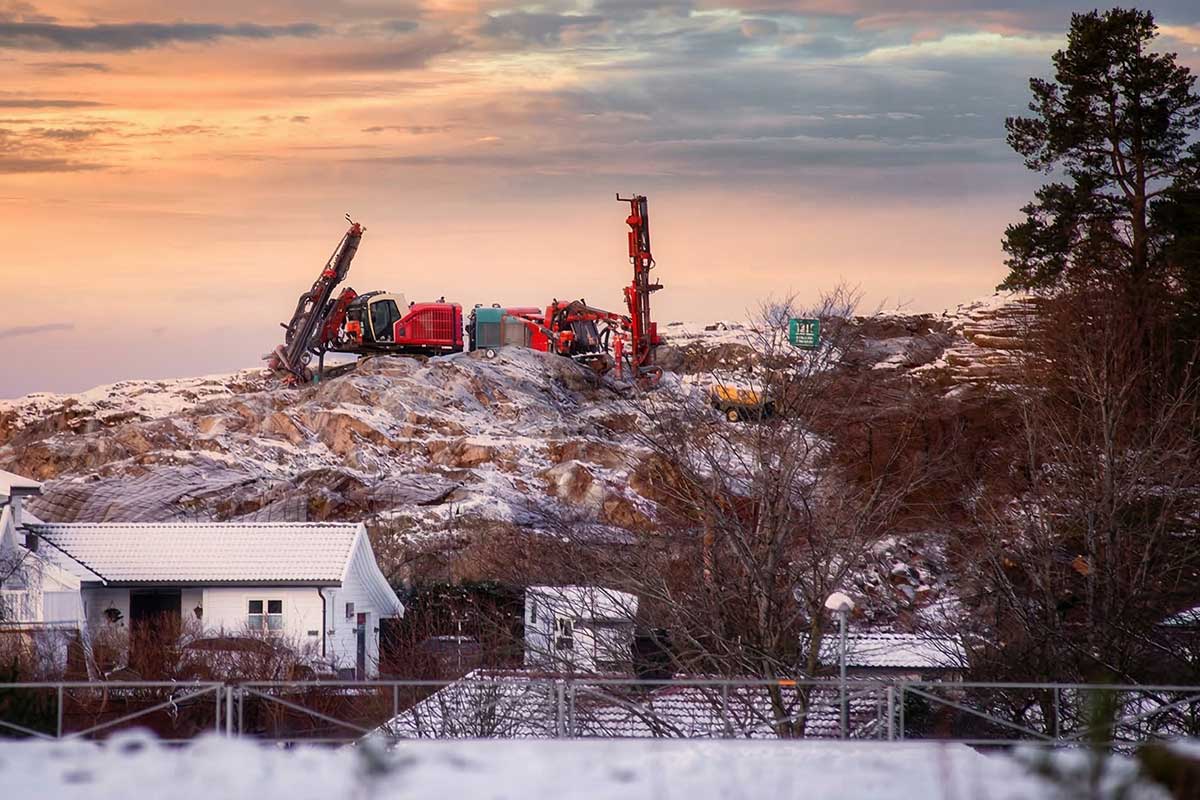Tungt maskineri i snødekt landskap