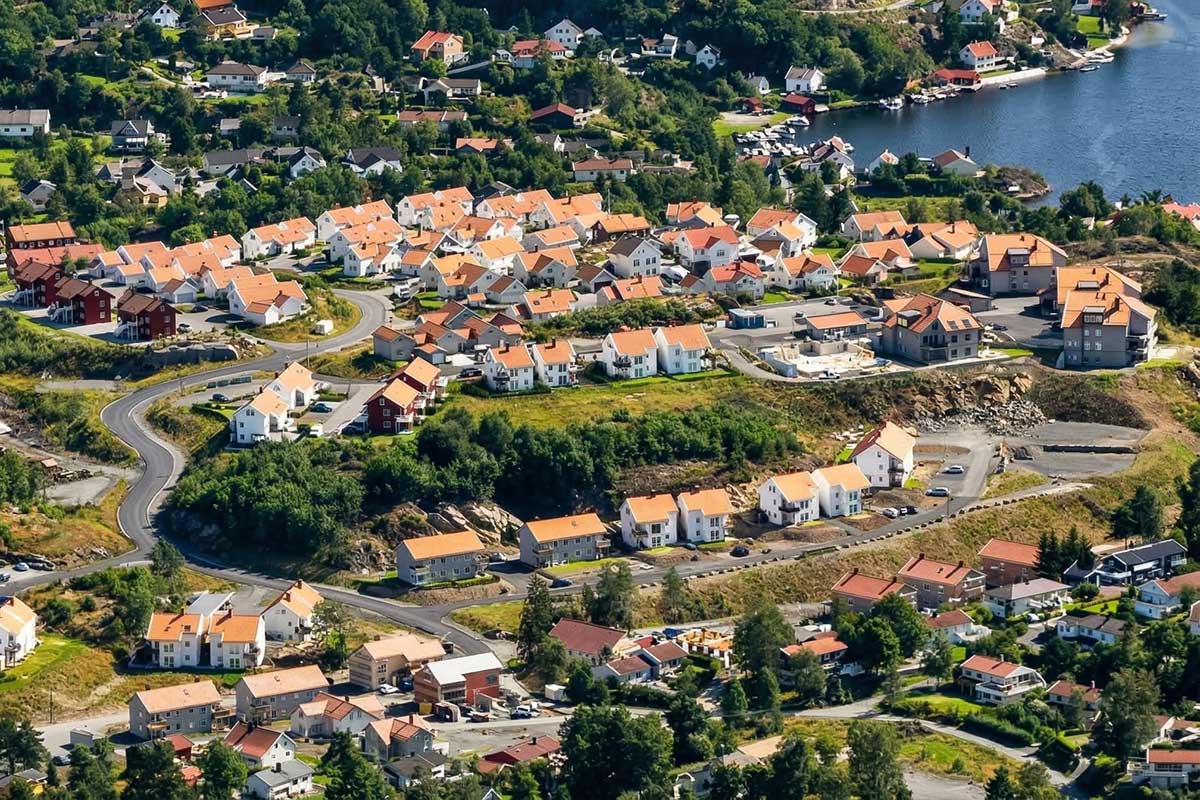 Nabolag med boliger og vann