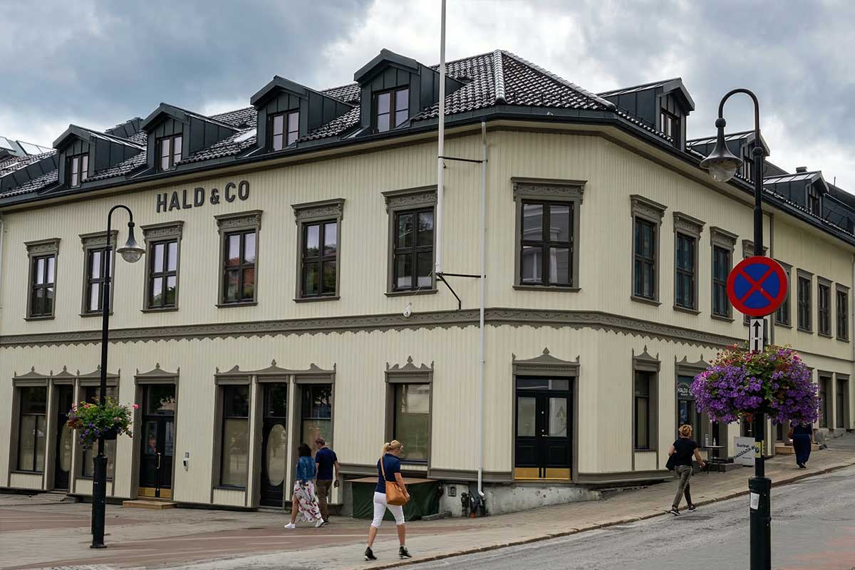 Gult trehus med butikk